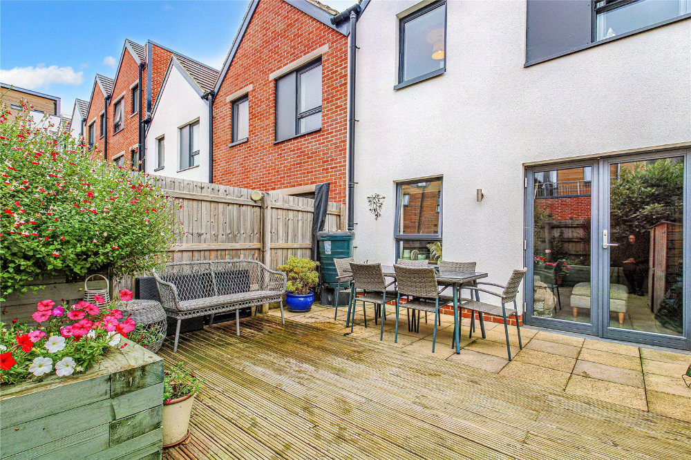 🏡 FOR SALE - A modern 2/3 bedroom home in the popular Paintworks development.

✔️ 2 double bedrooms + single/office
✔️ Contemporary kitchen
✔️ Open plan living area
✔️ Modern bathroom, en-suite &amp; WC
✔️ Allocated parking space
✔️ £400,000

See more ➡️ cjhole.co.uk/property/for-s…