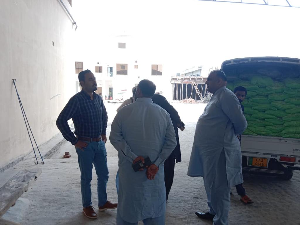 DCGRW's tweet photo. On the directions of Deputy Commissioner Saira Omar AC Sadar Muhammad Umar Sarwer inspected Akhtar Floor Mills to monitor supply of Wheat Flour.

#pricesControl 
#Gujranwala 

@CMPunjabPK 
@CS_Punjab 
@CommissionerGu3 https://t.co/bb7x25Ifph