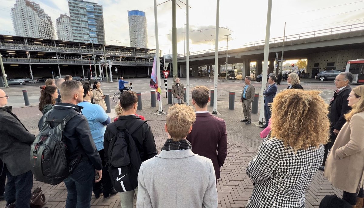 MinIenW's tweet photo. Het is vandaag #ComingOutDag 🌈 Op alle Rijksgebouwen wordt de progress vlag gehesen. Op de Rijnstraat in Den Haag gebeurde dat door de SG van Infrastructuur en Waterstaat @DronkersJH en de SG van Buitenlandse Zaken Paul Huijts 🏳️‍🌈🏳️‍⚧️ https://t.co/4FDZHWN4nx