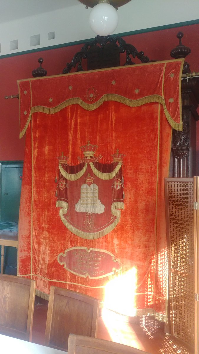 BartWallet's tweet photo. Door de opheffing van kleinere joodse gemeenten is veel erfgoed bij de grotere terechtgekomen. Zo in Enschede deze schitterende Heilige Ark (aroun hakoudesj) uit #Almelo. Dit erfgoed verdient goede zorg als resten can ooit bloeiend joods plattelandsleven. https://t.co/11gCBepEih