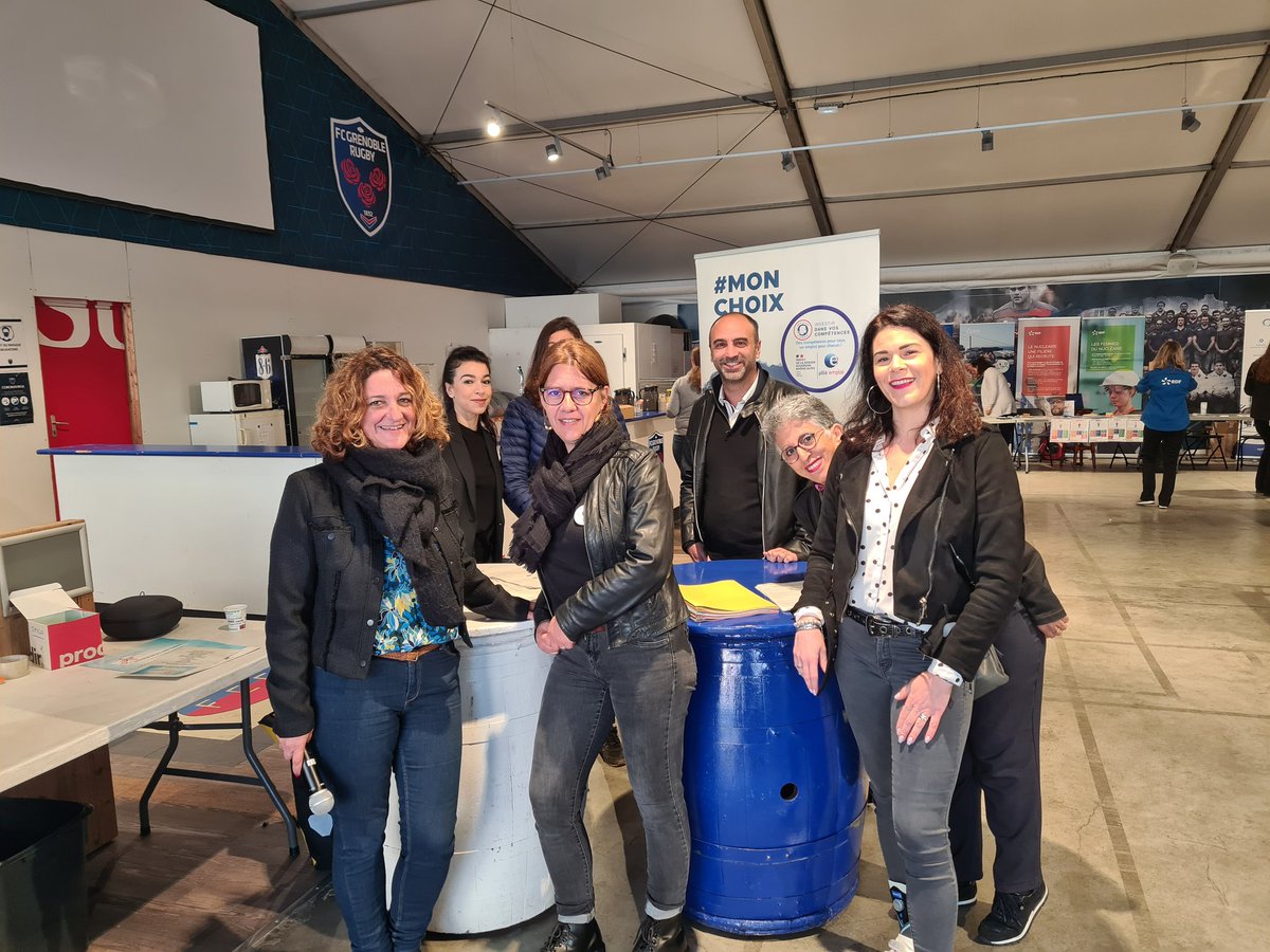 GeraldineCante's tweet photo. En direct du Stade Lesdiguieres! 
Mesdames ne restez pas sur la touche! 🏉 
Evenement dédié aux #femmes, les secteurs du #BTP #Transport #Industrie et #Nucléaire ouvrent leurs portes, animations, minis ateliers, conférences et échanges!! 
#tousmobilisés https://t.co/awrPHvQXuh