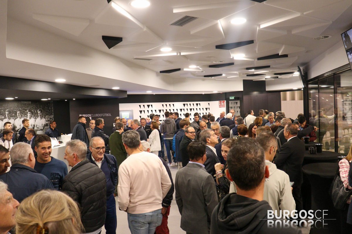 Fundcajaburgos's tweet photo. El libro #SentimientoInfinito contiene los 100 años de historia de @Burgos_CF
◻◼Anoche, el Dir. Gral de @Fundcajaburgos, Rafael Barbero, participó en la presentación de la obra junto con los protagonistas de la Hª del club blanquinegro
👁🗨 https://t.co/eoY0P8fYpc
📸BurgosCF https://t.co/McUTmnfsTd