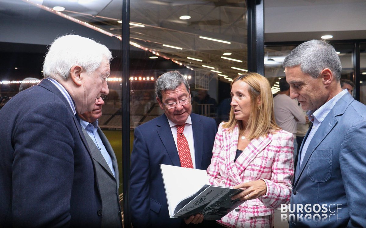 Fundcajaburgos's tweet photo. El libro #SentimientoInfinito contiene los 100 años de historia de @Burgos_CF
◻◼Anoche, el Dir. Gral de @Fundcajaburgos, Rafael Barbero, participó en la presentación de la obra junto con los protagonistas de la Hª del club blanquinegro
👁🗨 https://t.co/eoY0P8fYpc
📸BurgosCF https://t.co/McUTmnfsTd