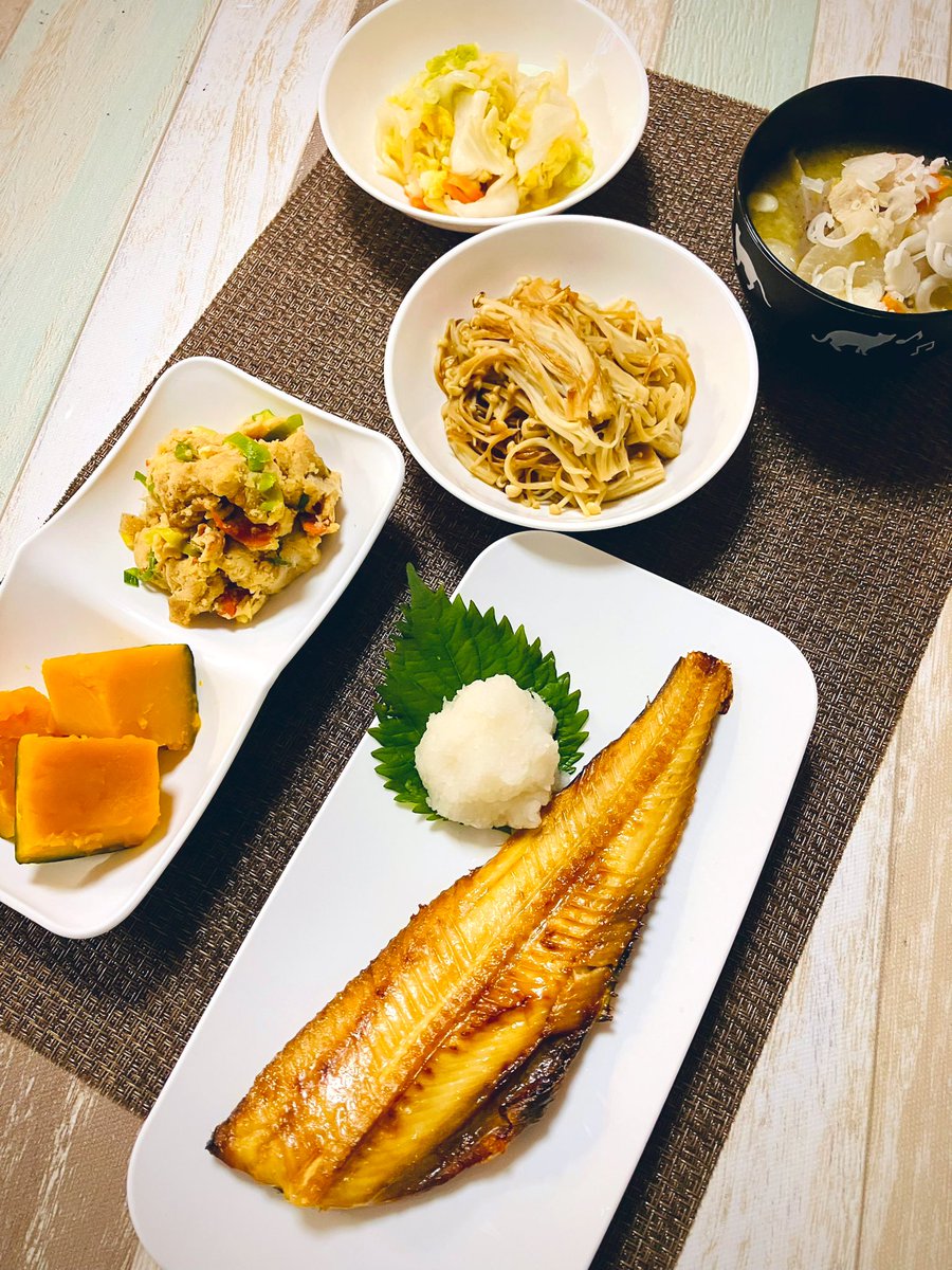 ✍️ 帰国したら食べたかったメニューw うの花はお惣菜、毎回たくさん作っても余るから… ユンギー💜生で観れた事が今でも信じられないw花道から後ろ姿、キュッと締まった🍑！また会いにいくねー