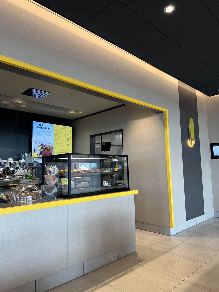 itsbiancaco's tweet photo. Mcdonald's Germany ✨ https://t.co/0GYxFgsAZ2