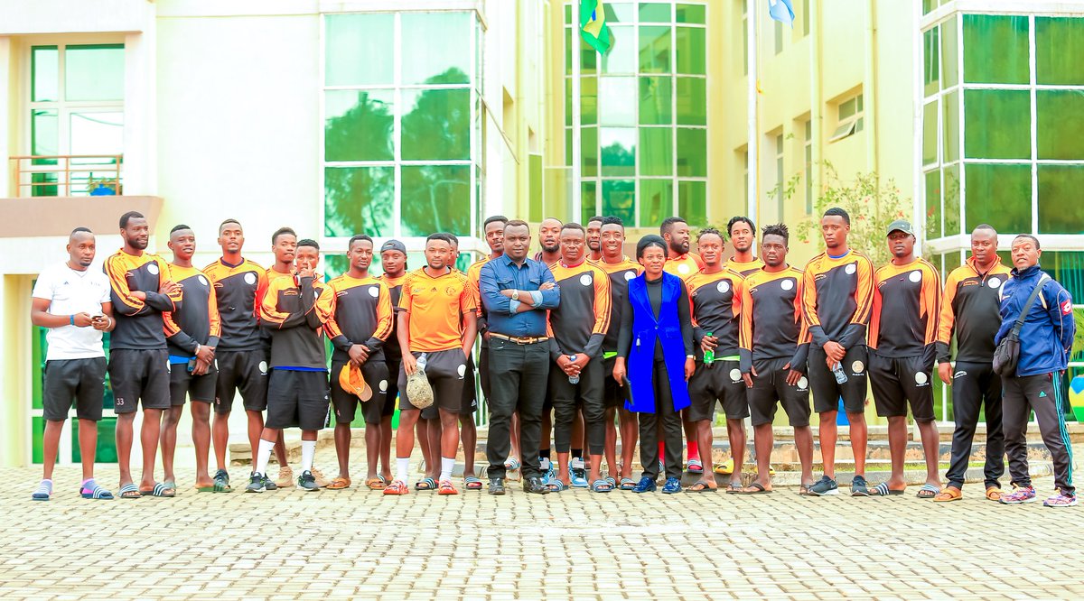 rutsirofc's tweet photo. Mbere yo gufata urugendo twerekeza RUSIZI gukina na @espoirfc1 Umuyobozi w’Akarere ka RUTSIRO @RutsiroDistrict Madamu @MurekateteTrip1 yaganirije Abakinnyi abasaba gutsinda nabo bamwemerera kugarukana itsinzi

#ESPRUT
#RutsiroFcTSNDA https://t.co/KEJ2vBnP1k