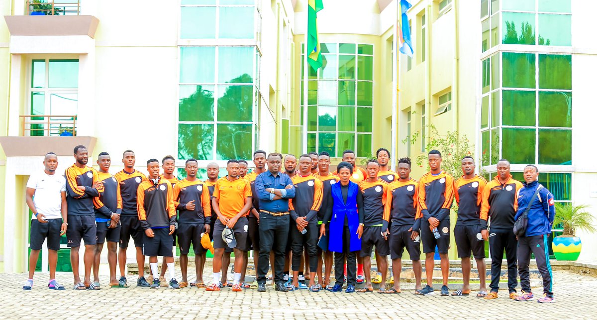 rutsirofc's tweet photo. Mbere yo gufata urugendo twerekeza RUSIZI gukina na @espoirfc1 Umuyobozi w’Akarere ka RUTSIRO @RutsiroDistrict Madamu @MurekateteTrip1 yaganirije Abakinnyi abasaba gutsinda nabo bamwemerera kugarukana itsinzi

#ESPRUT
#RutsiroFcTSNDA https://t.co/KEJ2vBnP1k
