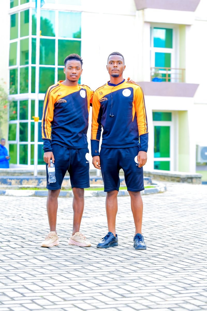 rutsirofc's tweet photo. Mbere yo gufata urugendo twerekeza RUSIZI gukina na @espoirfc1 Umuyobozi w’Akarere ka RUTSIRO @RutsiroDistrict Madamu @MurekateteTrip1 yaganirije Abakinnyi abasaba gutsinda nabo bamwemerera kugarukana itsinzi

#ESPRUT
#RutsiroFcTSNDA https://t.co/KEJ2vBnP1k