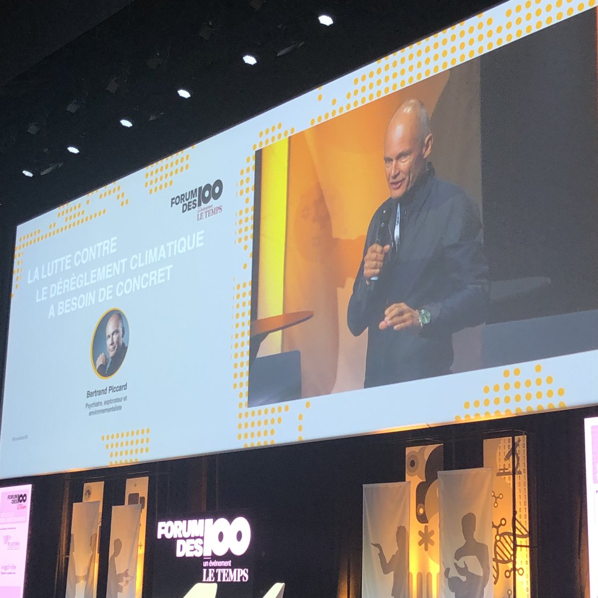 SURPRISE au #Forumdes100. Bertrand Piccard: «La Suisse doit rester innovante. Je vais donc repartir pour un tour du monde mais cette fois-ci dans un zeppelin de 150 mètres, totalement solaire.»

<a href="/bertrandpiccard/">Bertrand PICCARD</a>
<a href="/solarimpulse/">Solar Impulse Foundation</a>