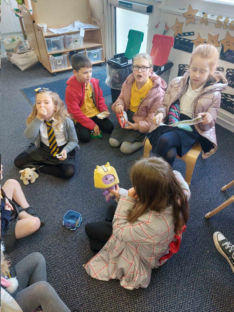 minishant_ps's tweet image. Tuck Shop Tuesday and social snack in Class 1 this morning! We are enjoying eating our snacks and chatting to our friends! #friends #SocialSnack