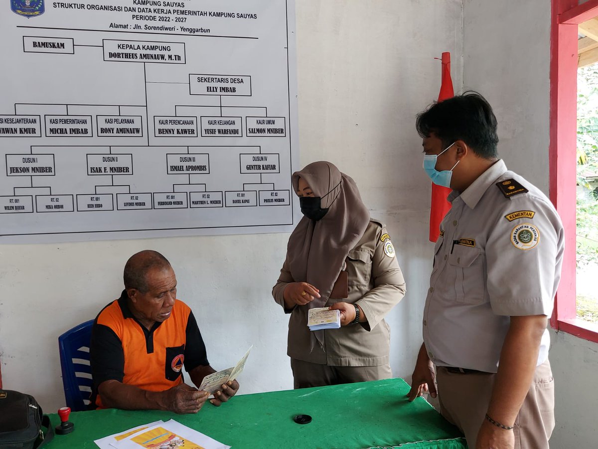 BarantinRI's tweet photo. @karantinabiak perketat pengawasan lalu lintas di tempat pemasukan &amp; pengeluaran yang belum ditetapkan di Kabupaten Supiori, Rabu (05/10). Kegiatan tersebut sebagai upaya pencegahan terhadap masuk, keluar, dan tersebarnya HPHK &amp; OPTK, termasuk mitigasi risiko penyebaran PMK. https://t.co/dWVfgjrPnU