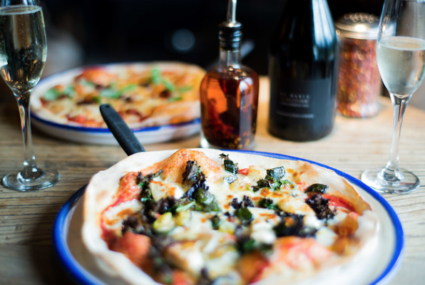 lp_themoathouse's tweet photo. Come and enjoy our Pizza offer.
Buy one, get one half price.
Monday - Thursday 12-2:30pm &amp; 5-6:30pm
.
.
.
#TheMoatHouse #Pizza #Offer #LovelyPubs #EatOut https://t.co/JR3ZjTRopY