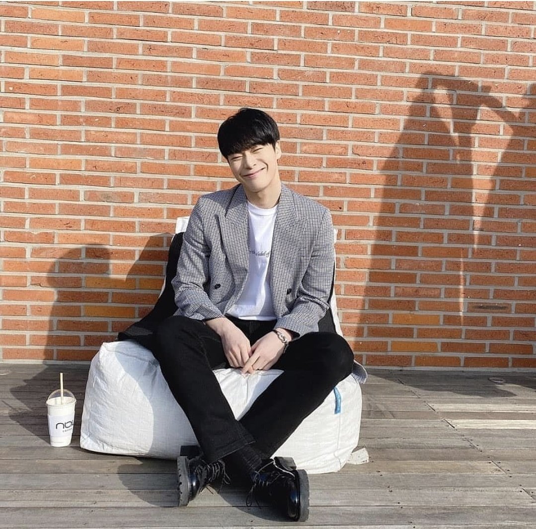 reuna0213's tweet photo. 날씨가 좋다며 나오라는 #문빈
우울한 기분도 싹 날아가게 만드는 남자

#문빈 #munbin https://t.co/MLjU83niNa