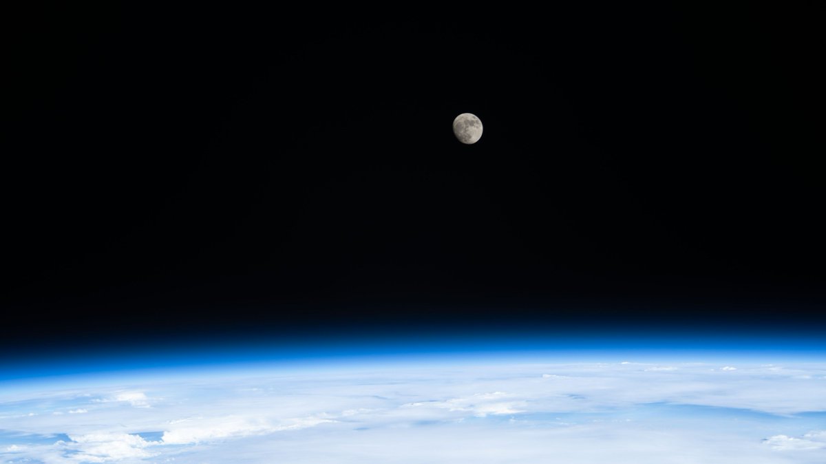 NASAFltDirector's tweet photo. There is no better time to be part of Space Exploration than now! Our Flight Director Office @NASA @NASA_Johnson is busier than ever supporting astronauts as they live, fly, and work in a variety of missions. Let’s take a peek! https://t.co/2zEK3jLwKx