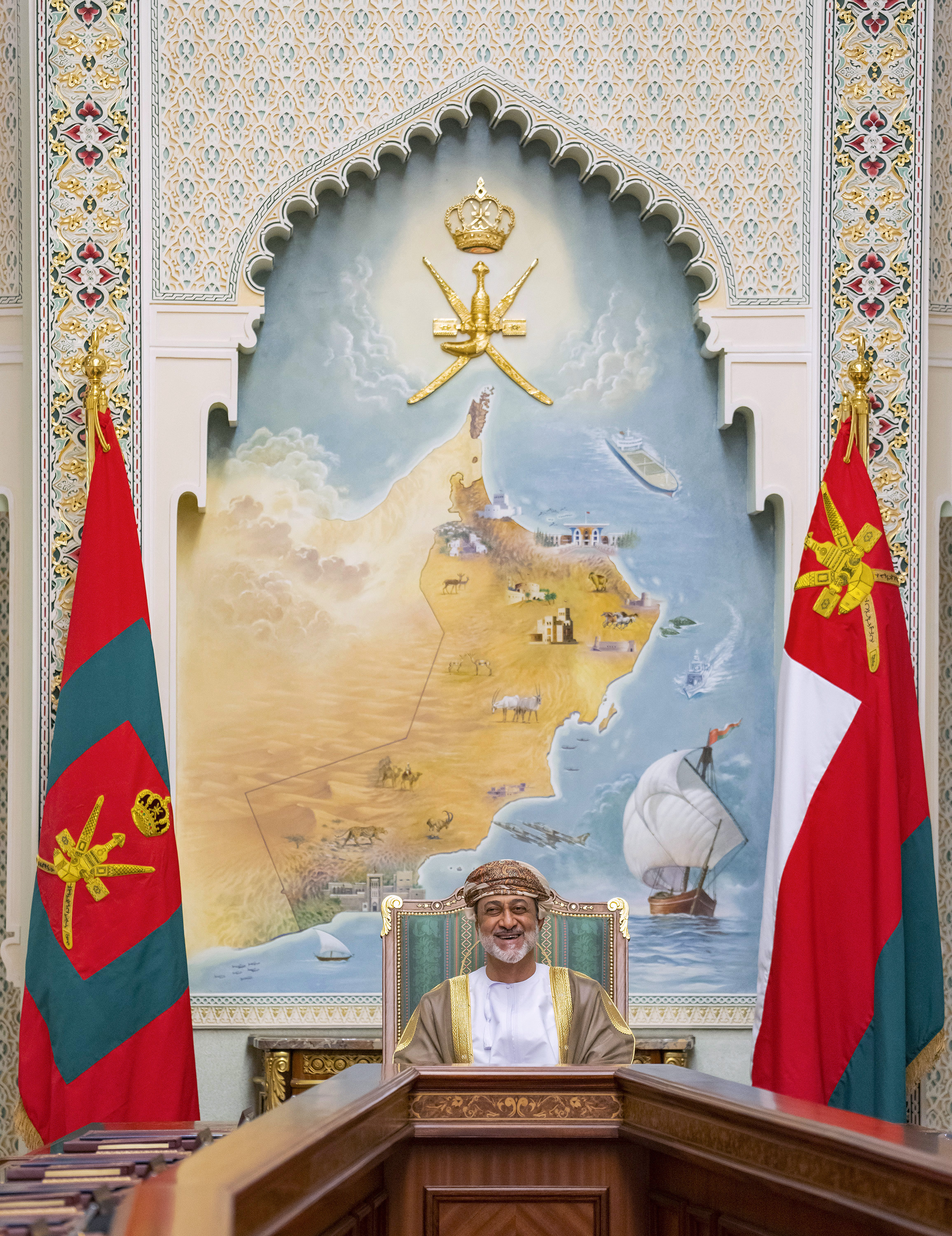 صورة من ترأس حضرة صاحب الجلالة السلطان هيثم بن طارق المعظم-حفظه الله ورعاه- لاجتماع مجلس الوزراء، يظهر فيها جلالته وهو مبتسم أثناء الاجتماع
