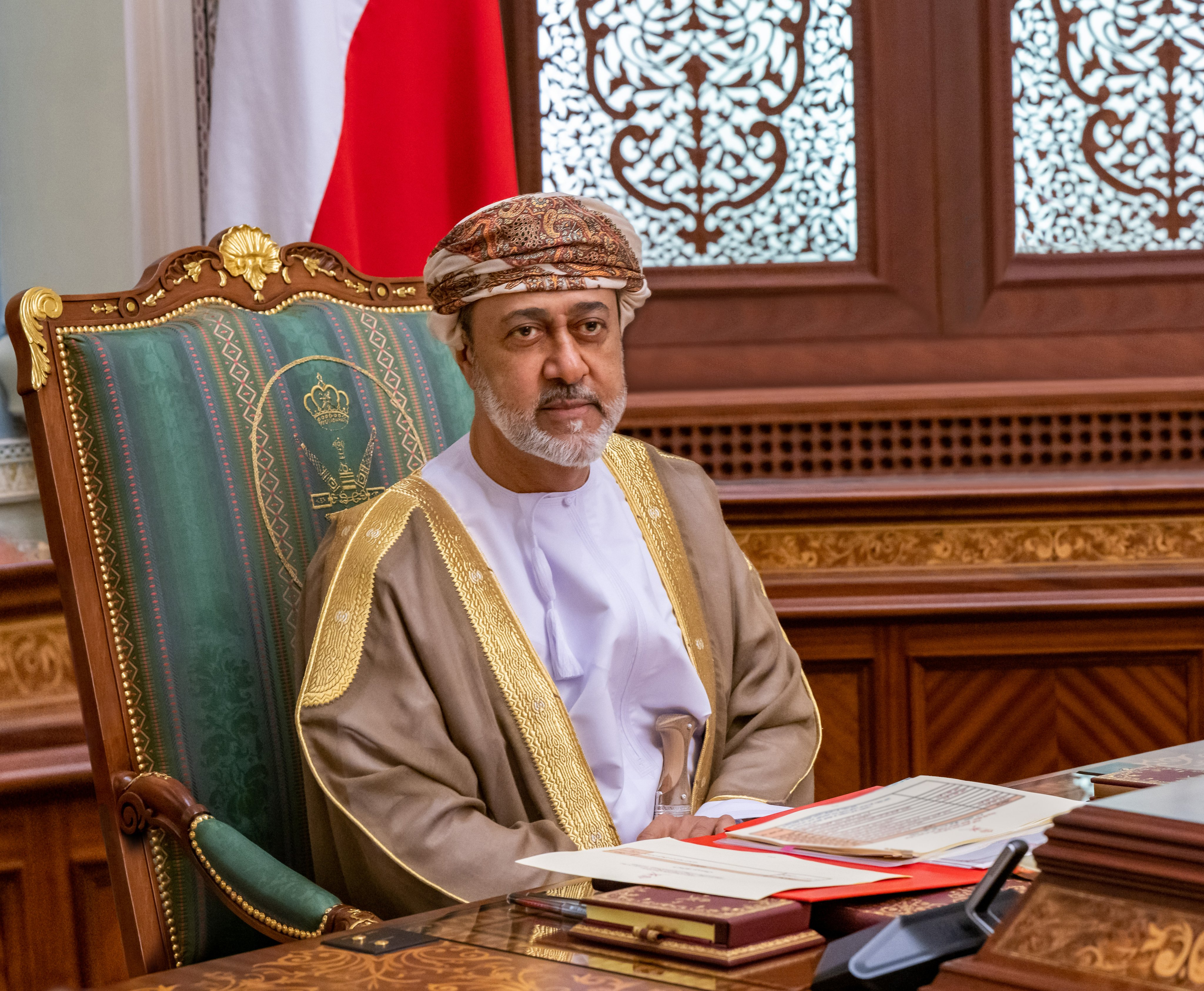 صورة من ترأس حضرة صاحب الجلالة السلطان هيثم بن طارق المعظم-حفظه الله ورعاه- لاجتماع مجلس الوزراء، يظهر فيها جلالته وهو يستمع لمعالي الوزراء.
