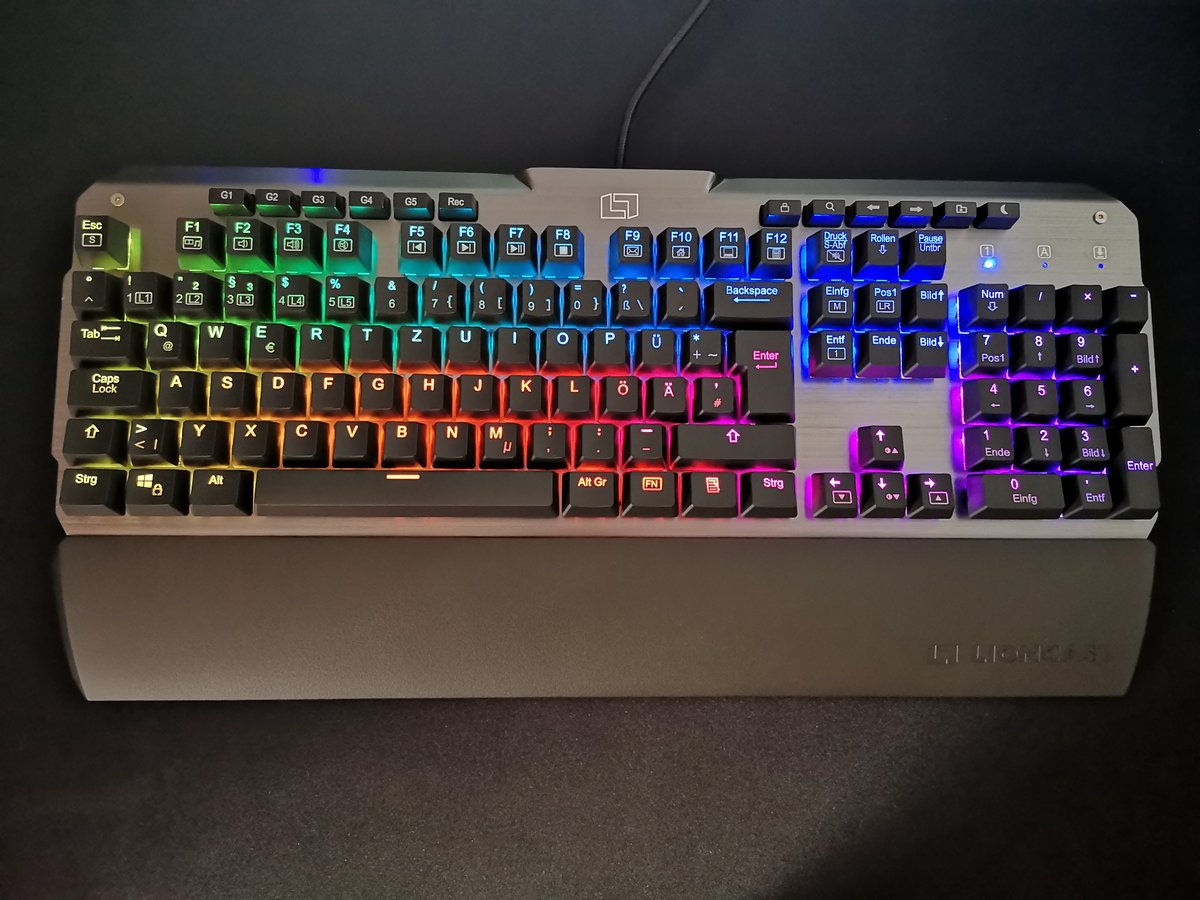 Trinoo_live's tweet photo. Neue Tastatur und auch meine erste Hardware von Lioncast, bin gespannt! :)
Es handelt sich um eine Lioncast LK300 RGB.

#zentrale #gaming #pc #setup #setupgamer #pcmasterrace #rgb #twitch #streamer #livestream #tastatur #lioncast https://t.co/SK1wDEkOTr