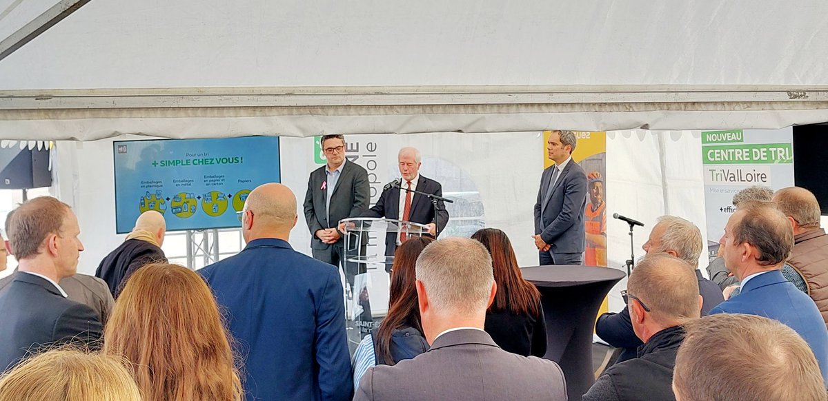 ThomasFLUSIN's tweet photo. Pose de la 1ere pierre du nouveau  Centre de Tri exploité par @suez situé à #Firminy. 6 collectivités partenaires. 660 000 hab concernés. 45 000 tonnes d'emballages et de papiers triés tous les ans. Un centre de tri modernisé  pour trier TOUS les emballages et TOUS  les papiers. https://t.co/3tNGRxRUiz