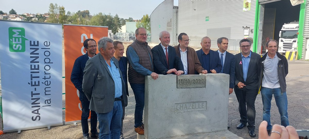 ThomasFLUSIN's tweet photo. Pose de la 1ere pierre du nouveau  Centre de Tri exploité par @suez situé à #Firminy. 6 collectivités partenaires. 660 000 hab concernés. 45 000 tonnes d'emballages et de papiers triés tous les ans. Un centre de tri modernisé  pour trier TOUS les emballages et TOUS  les papiers. https://t.co/3tNGRxRUiz