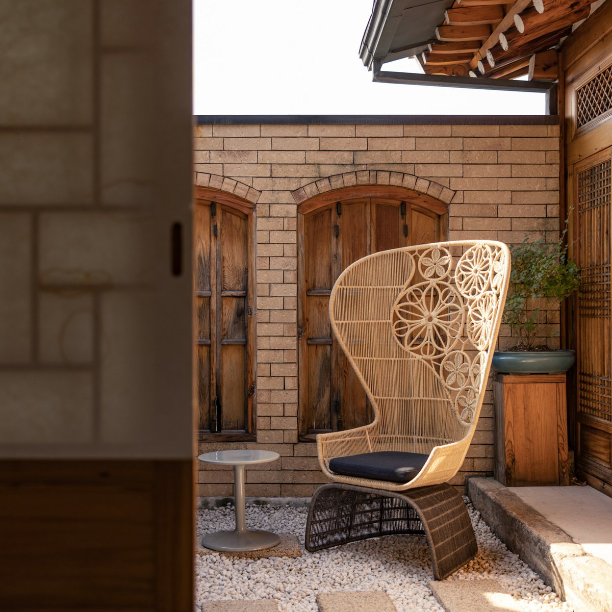 BeB_Italia's tweet photo. Introducing B&B Italia iconic designs in a traditional Korean Hanok, during the Seoul Beauty Travel Week 2022 x Days of Happiness, hosted by Design House, Seoul City & our exclusive Korean partner Infini.
#bebitalia #design #designhouse #디자인하우스 #daysofhappiness #행복작당 https://t.co/JE7CoalgC9