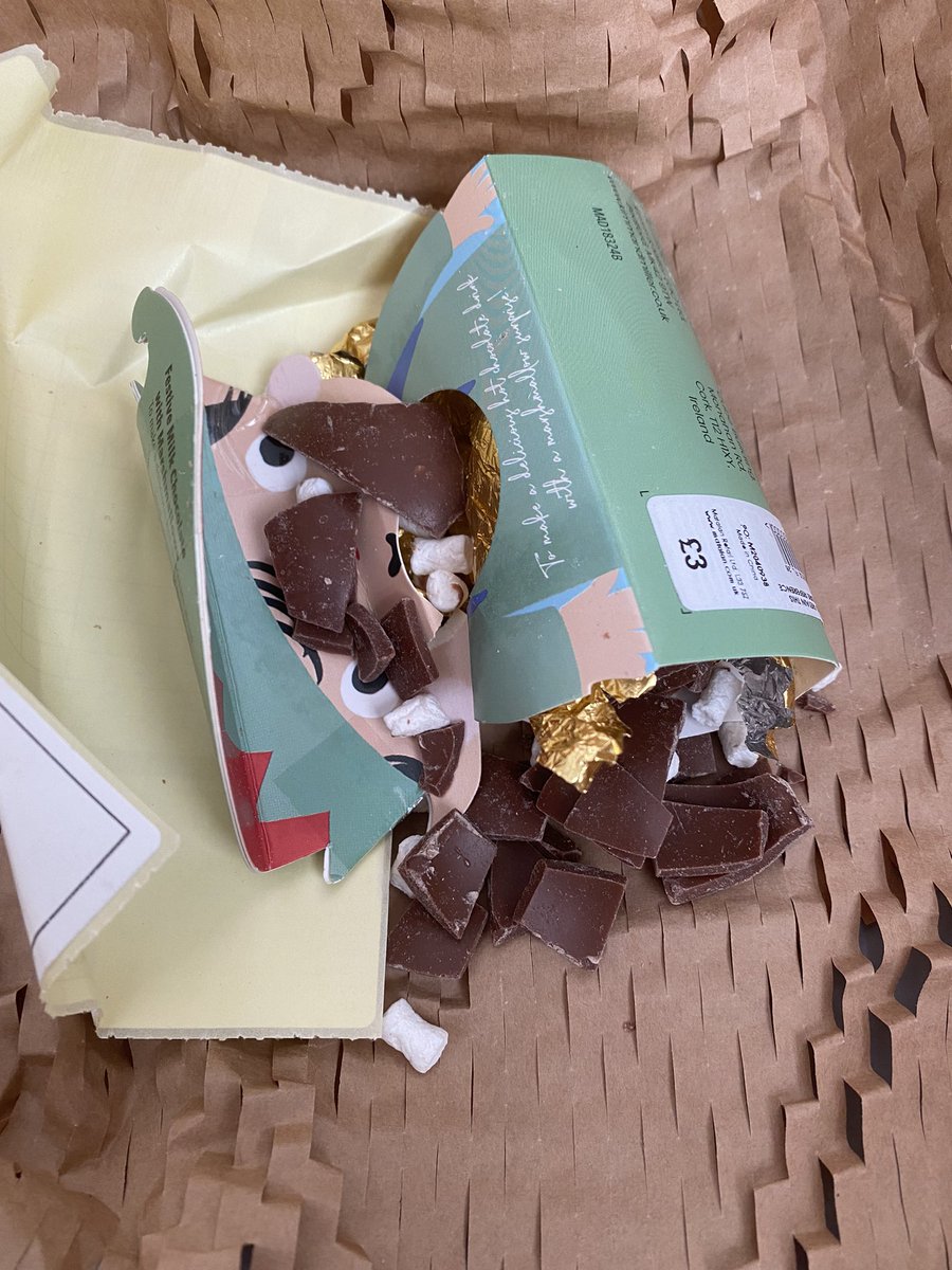 JoHartwright's tweet photo. @Matalan I ordered &amp; paid for 7 items 6 arrived in 2 parcels &amp; the missing item was not detailed on either delivery note eventually your customer services acknowledged the 7th item wasn’t sent &amp; arranged to send Look what arrived today !Totally not acceptable! #inadequatepacking https://t.co/GpC5HNbAyL