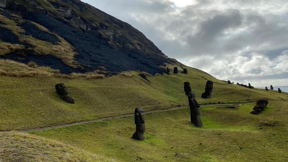 IcomOfficiel's tweet photo. 🔥Wildfire on Easter Island causes 'irreparable' damage to ancient #moai head statues: conservators assess the damage to the almost 1,000 ancient statues, while the island's mayor claims the fire was started deliberately I @TheArtNewspaper 🖱️ https://t.co/BSrwQMXBdI https://t.co/hOSaTKgsQy
