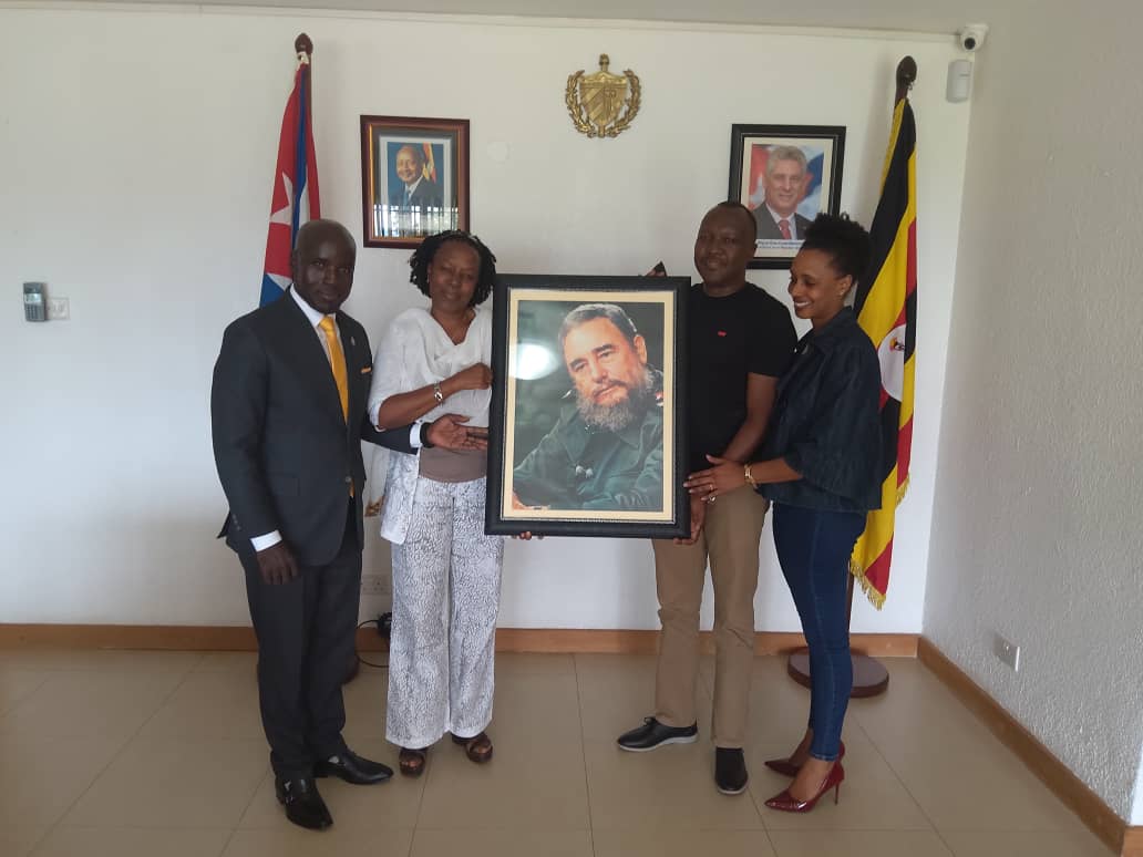 xiques1502's tweet photo. Every day enjoying the history of #Cuba and #Africa: It was a privilege to host at @EmbacubaUganda to Neema Nyerere, Matore Nyerere and Sharifa Sinde. Thank you friend @RonexKisembo. @EmbacubaTzania @AMO_icap @AfricaMMorales @juliosanmartine @mambisitaCubana https://t.co/VdOY9igbDm