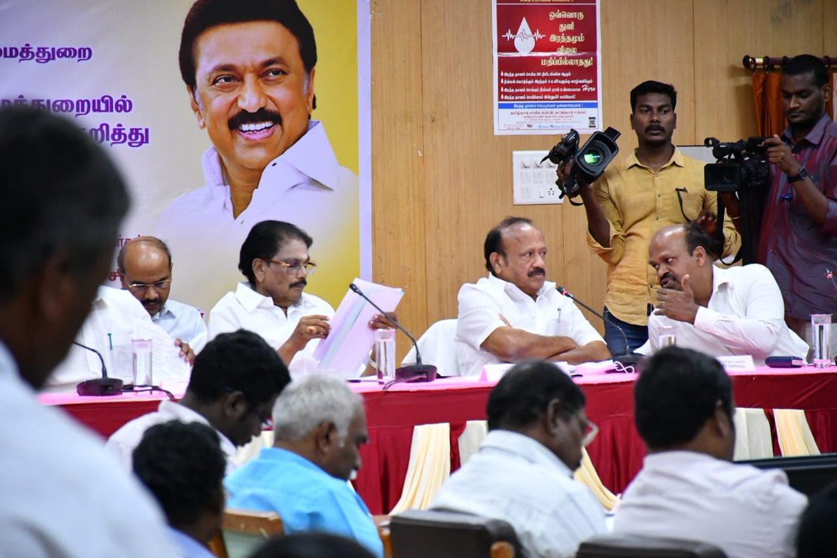 MRKPanneer's tweet photo. இன்று கடலூர் ஆட்சியர் அலுவலகத்தில் வருவாய் மற்றும் பேரிடர் மேலாண்மைத் துறையின் அரசு திட்டப் பணிகள் குறித்து துறை சார்ந்த ஆய்வுக் கூட்டம் மாண்புமிகு அமைச்சர் திரு. @KKSSRR_DMK அவர்கள் தலைமையில் நடைபெற்றது.

உடன் மாண்புமிகு அமைச்சர் திரு. @cvganesan1 அவர்கள்.

@arivalayam https://t.co/uHoO5lIBty