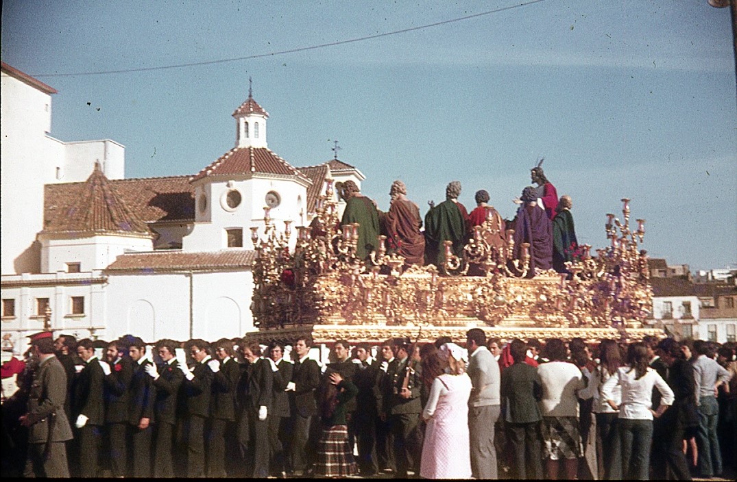 El trono de la Sagrada Cena cruza el inmenso solar de lo que fue el Perchel camino de la Alameda, finales de los años setenta.