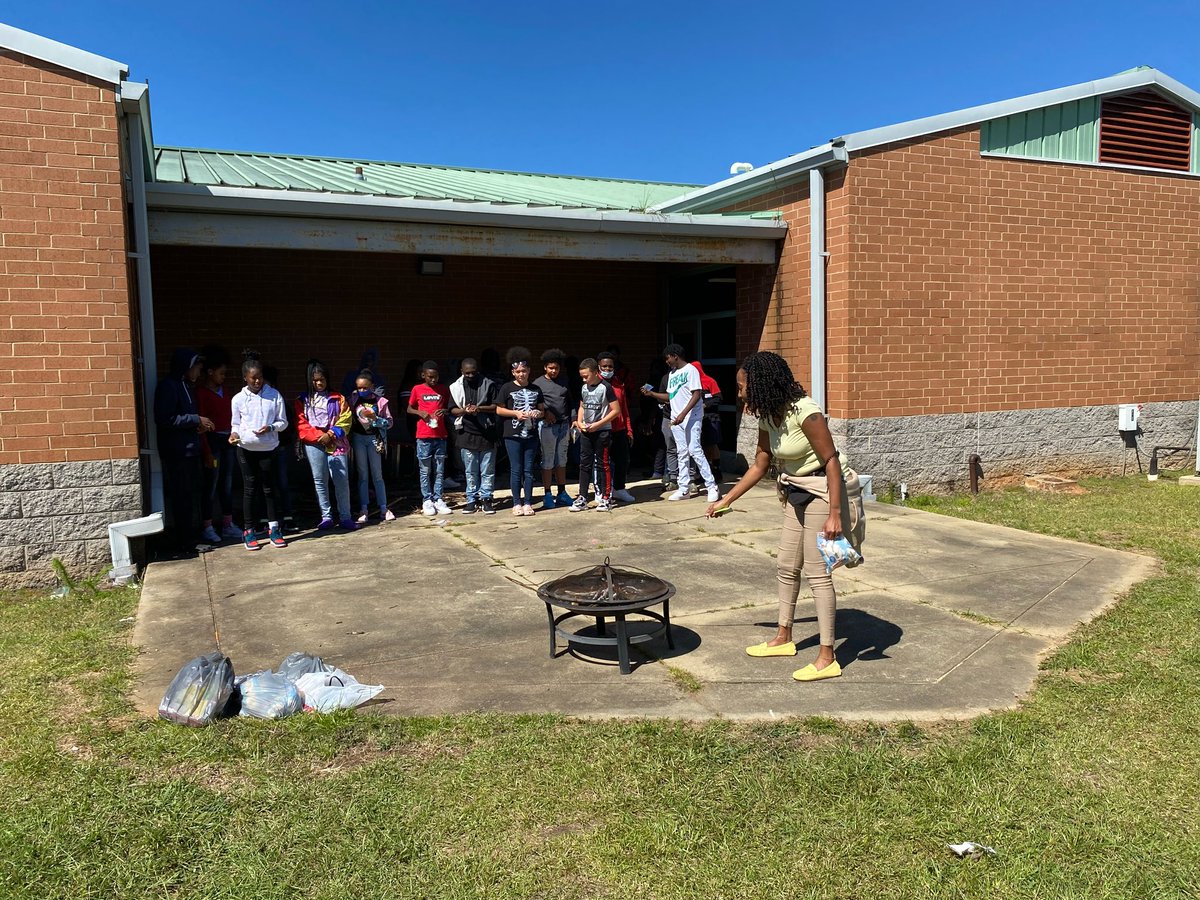 ChestnutOaks_MS's tweet photo. Energy Transformations and College &amp; Career Readiness-All In One! Mrs. Taylor’s classes enjoyed this lesson which included Fire Safety and becoming a Firefighter from Lt. Selena Smith! @SumterSCSchools https://t.co/e5xohhPmAb