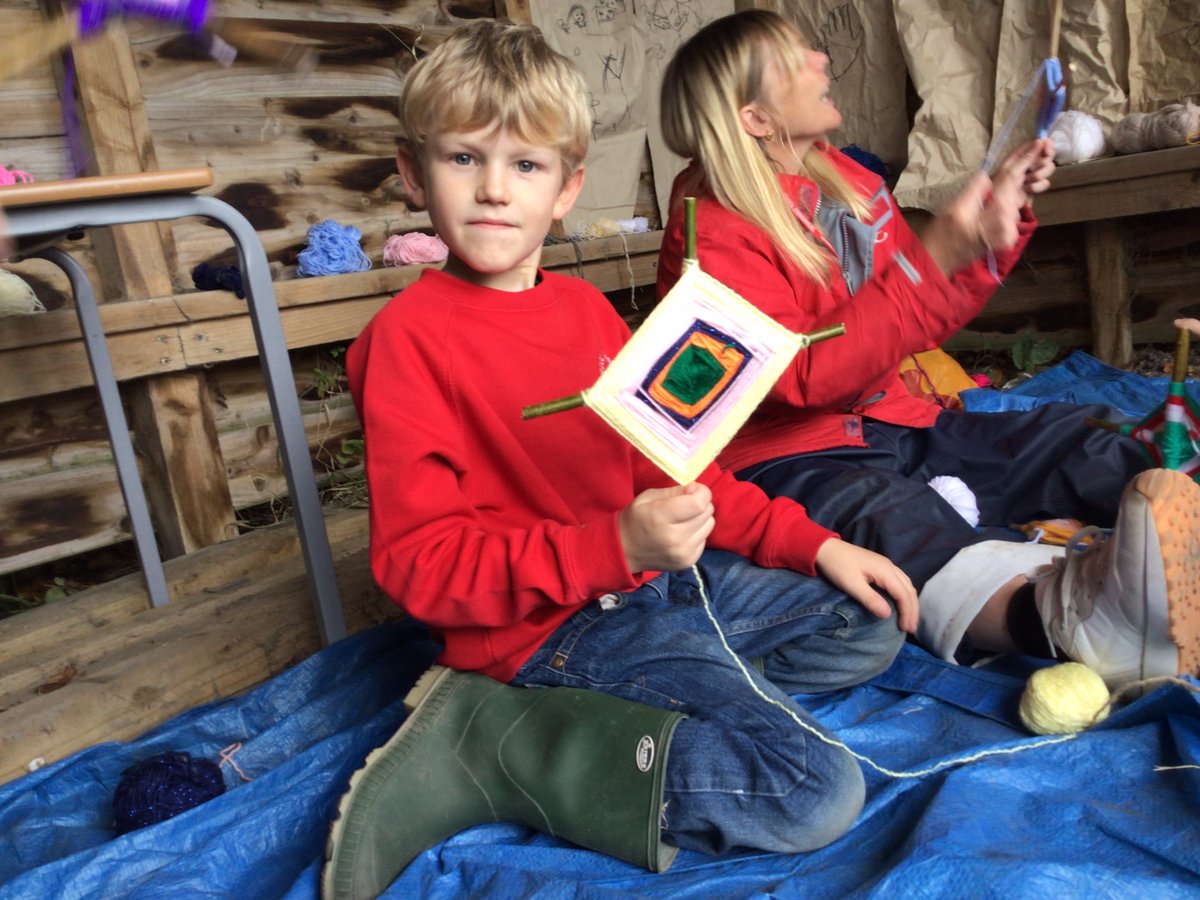 Ms_Middleman's tweet photo. @YsgolEmmanuel Lovely craft in Forest School today 😊🙌 https://t.co/kt7BgKgAEu