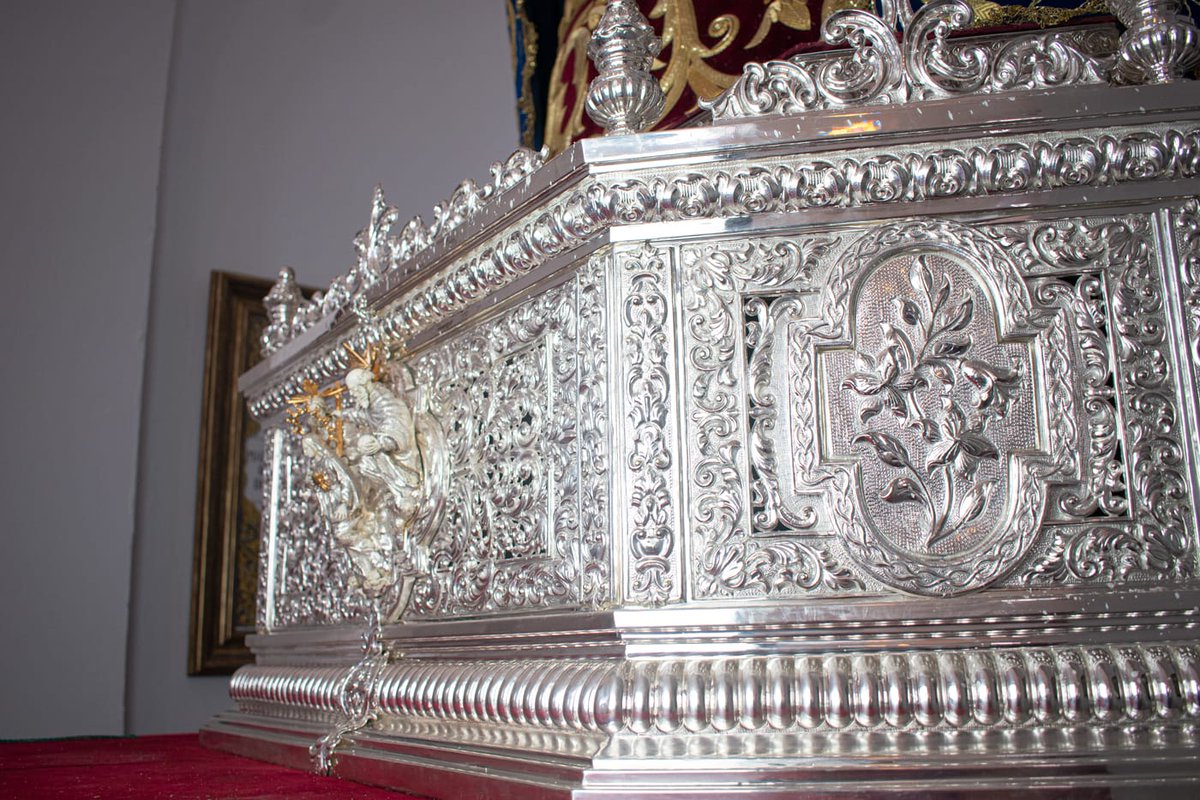 📸 GALERÍA.
El pasado 1 de octubre, se estrenó una nueva peana para <a href="/HdadMediadora/">Hdad de la Mediadora</a> con motivo de la salida procesional del XXV Aniversario de su bendición. 
Bajo diseño de <a href="/SDelosReyesR/">SalvadorDelosReyes</a> y cincelada en metal plateado es de estilo barroco con roleos pequeños y entrecalados.