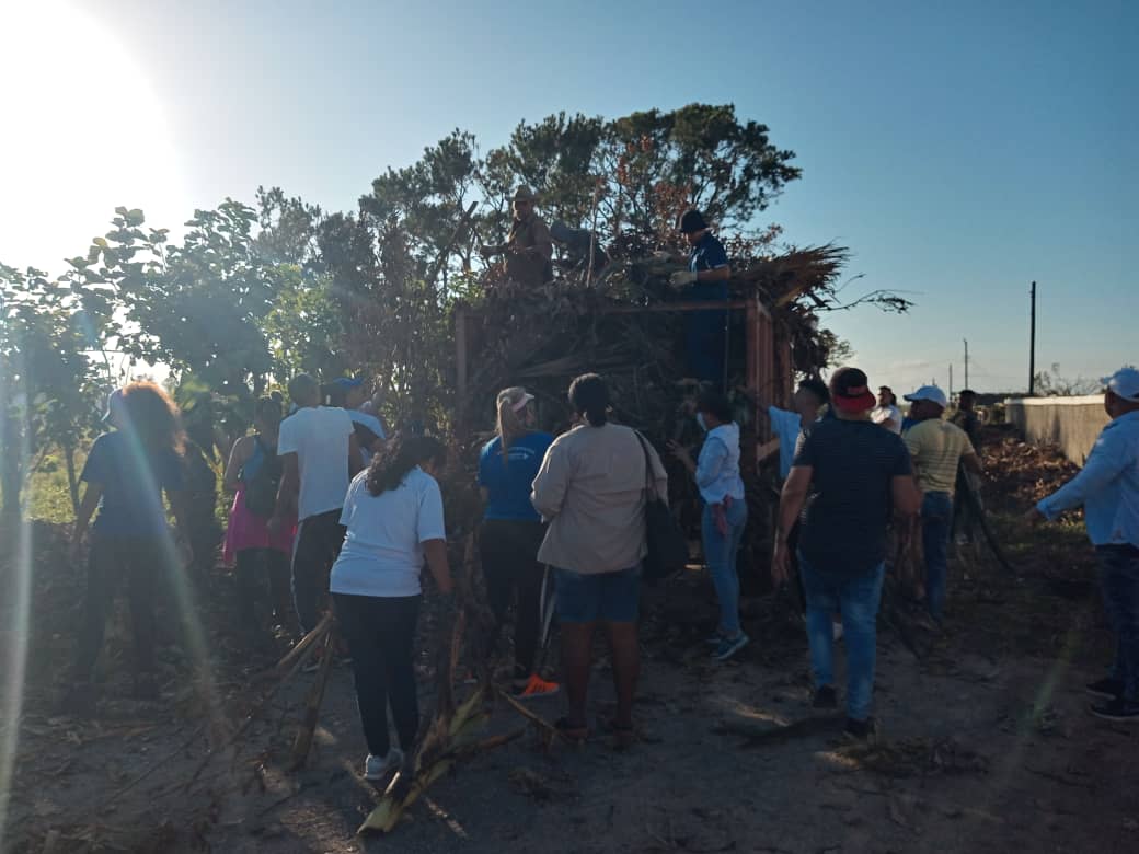 ElizabetBernal4's tweet photo. Los jóvenes del sector del #TransporteCuba, hoy en cambio de labor, se vistieron de campaña y fueron hacia #PinardelRío a apoyar en las labores de recuperación, acompañados de las máximas autoridades del sector, dirigentes administrativos y del Sindicato Nacional y Provincial. https://t.co/mwnJdGrJWb