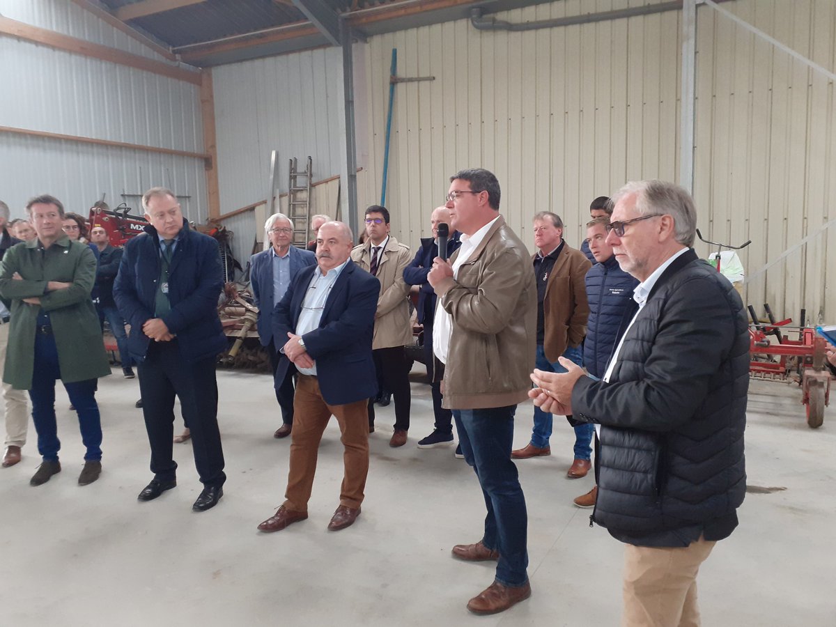 FNSEA44's tweet photo. La @FNSEA44 et la @FRSEA_PDL présentes sur l'exploitation Huitrix visite de Mr le @Prefet44 pour parler #Natura2000 & #zoneprotegee, Stop a la superposition réglementaire,ne mettons pas sous cloche des territoires qui sont indispensable à notre #souverainetealimentaire https://t.co/0C1iiQjxrz