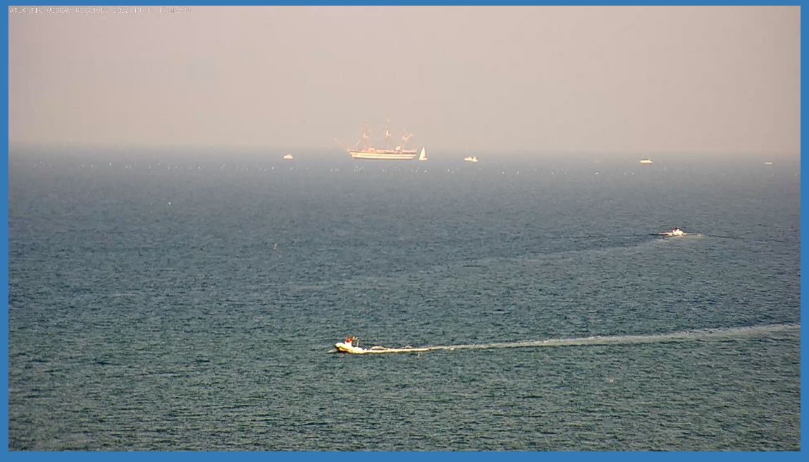 A <a href="/TweetRiccione/">Città di Riccione</a> è arrivata la #AmerigoVespucci.
Alla fonda, per qualche ora, per celebrare (sobriamente) il centenario della fondazione della città.