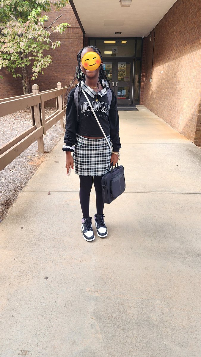 azetanaturally's tweet photo. My daughter was giving ISS today and had to change her clothes because her skirt was too short!!! meanwhile the teachers aren't policed on their dress attire.
@rockdalecitizen @RockdaleSchools @PatriotsEMS 
#girls #metoo #DayOfTheGirl #DemocraticParty https://t.co/2Wyf5jhnEn