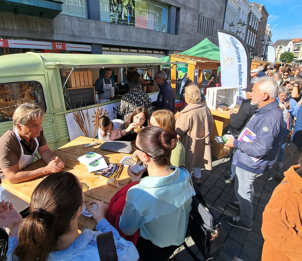 Het was een lekkere start van de Dutch Food Week op de markt in Den Bosch. Het vlees viel in de smaak! 
#DFW2022 #DutchFoodWeek #Nederlandvleesland #waarsmakenverschillen
 
nederlandvleesland.nl/actueel/dutch-…