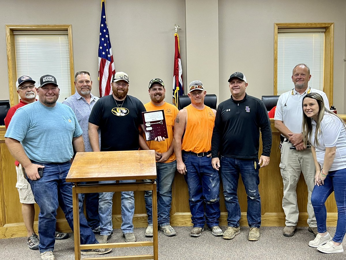 CityPleasant's tweet photo. Spire energy attended the 10/10/22 City Council meeting to present the Pleasant Hill Public Works Department the Silver Shovel Award for safe digging practices and prevention of damage to pipelines. The Parks Department attended as well as they helped on many water leaks. https://t.co/eLZImvCGPB