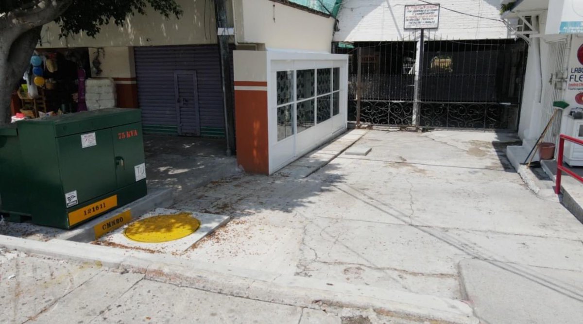 SG_Morelos's tweet photo. La titular de @SDEyT_Morelos, @AnaCecilia_Rdz, y el director general de Atención a Municipios, @Fer_Hidalgo realizaron la entrega de los trabajos de rehabilitación de la nave principal del Mercado Lázaro Cárdenas ubicado en #Zacatepec https://t.co/ge5IU24FA5 https://t.co/gVXTvuYNW0