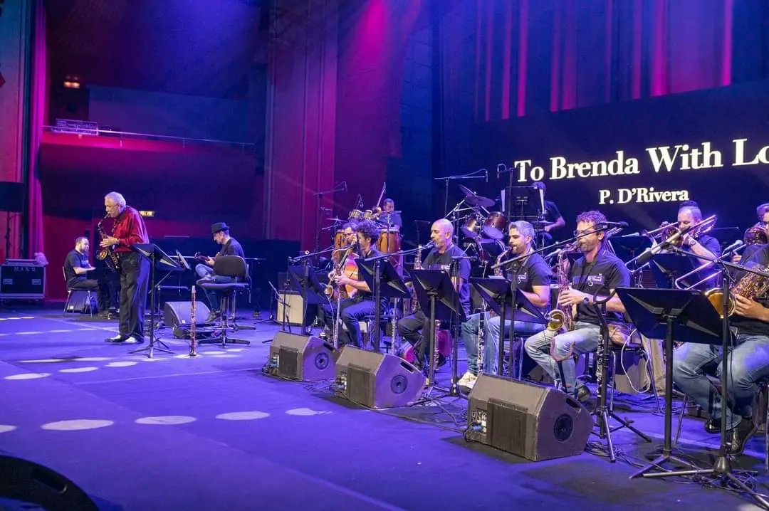 GranCanariaBigB's tweet photo. Aún frotándonos los ojos de lo sucedido el 1 de octubre en nuestro concierto-aniversario. Les dejamos con otra visión de los preparativos del concierto recogida por el gran Nacho Rguez Oramas. Inménsamente agradecidos por lo vivido!!! #grancanariabigbandat25 https://t.co/UJPB3a78QQ