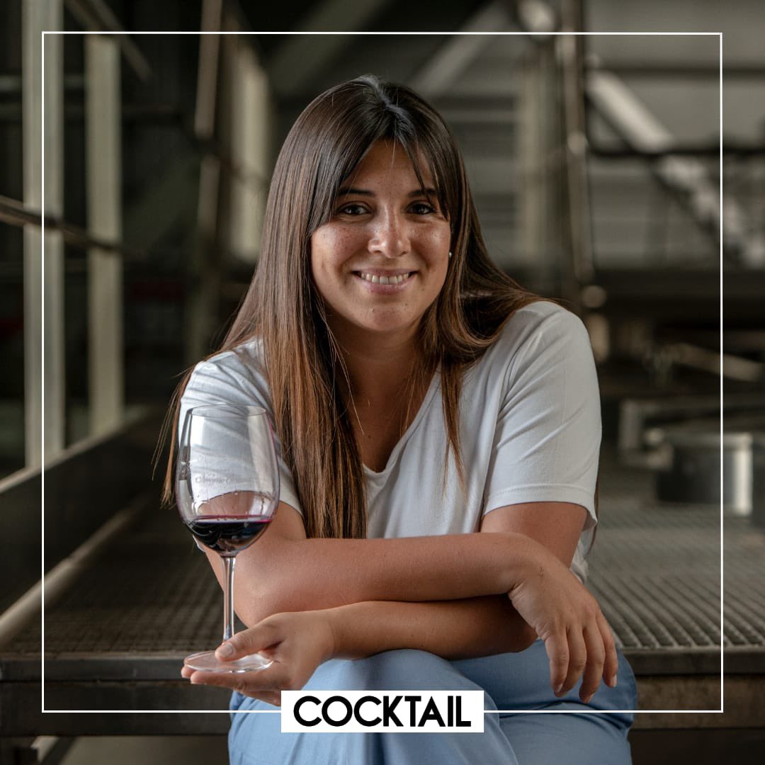 cocktailrevista's tweet photo. Navarro Correas es una bodega emblemática de Argentina. Con años de historia, han venido cosechando diferentes premios a nivel mundial. Presentamos a la enóloga detrás de este proyecto, Alejandra Riofrio
📌 Sigue leyendo: https://t.co/mlxe3oHjU5
#NavarroCorreas #vino #Cocktail https://t.co/4F5s436dsI