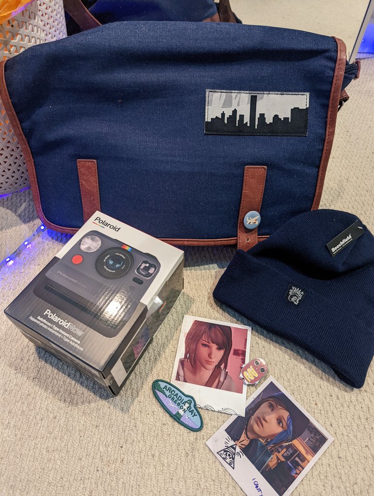 look at these goodies I received from Square Enix!!! I adore life is strange, and these are just the best- A FREAKIN POLAROID?! I didn't want to undo the packaging it was too cute🥰 Thank youuuu Square💞