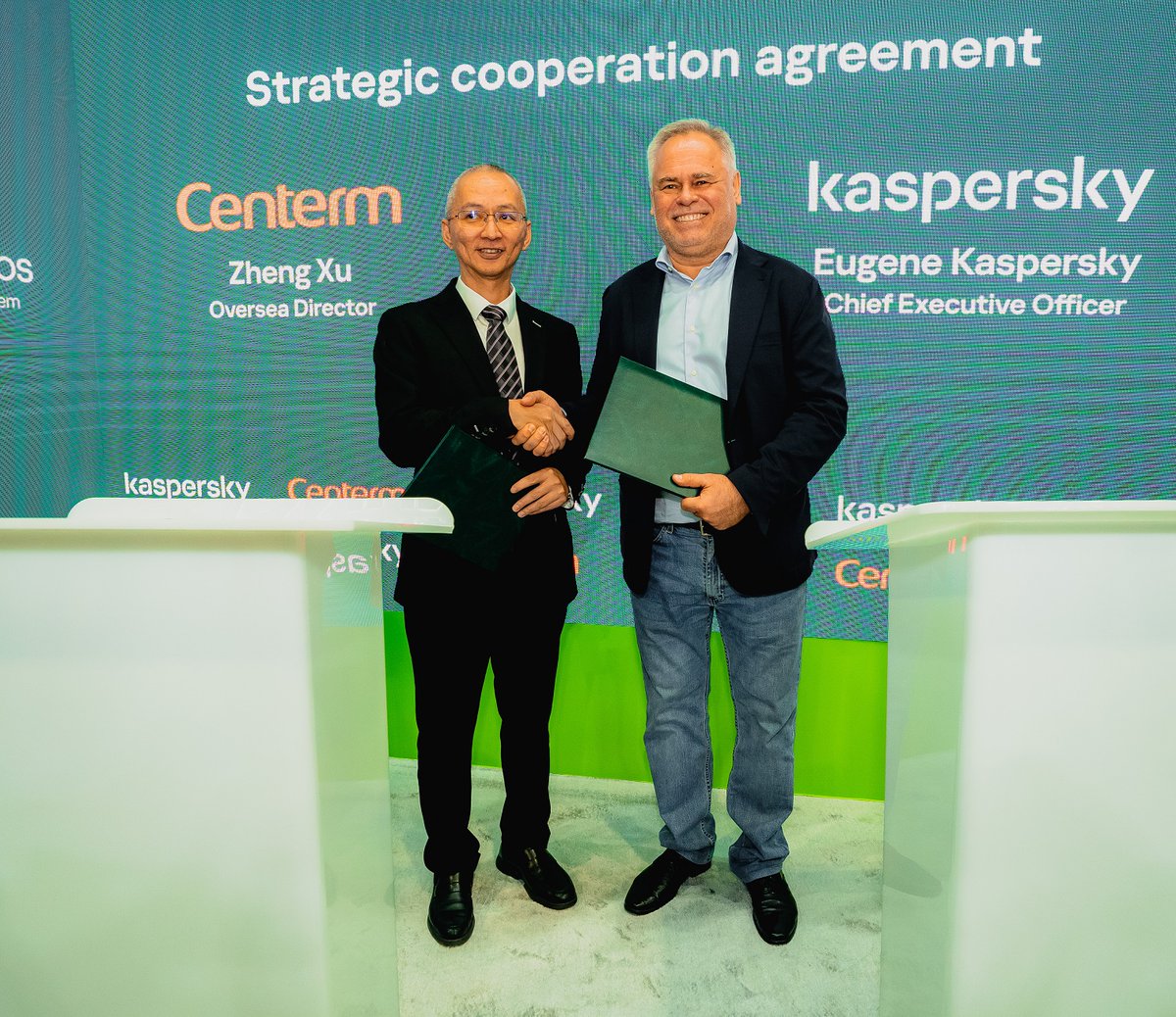 KasperskyES's tweet photo. ¡Grandes noticias desde #GITEX2022! Hemos firmado un Memorando de Entendimiento (MoU) con #Centerm, un líder en soluciones de cliente ligero, hardware y software de gestión. 🤝
El objetivo es crear puntos finales ciberinmunes basados en #KasperskyOS y el hardware de Centerm. 🛡️ https://t.co/p8T6UoTzhz