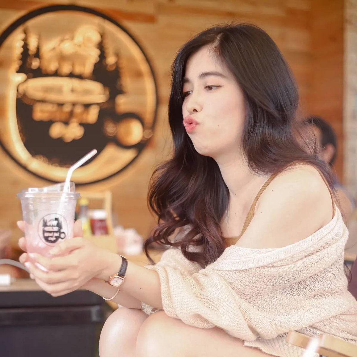 NgmadMi's tweet photo. เหนื่อยๆแวะมากินน้ำให้ชื่นจายกัน 🥂🥂#แคปชั่นน่ารัก #แคปชั่นเด็ด #แคปชั่นกวนๆ #แคปชั่นตลก #แคปชั่นโดนๆ #แคปชั่นอ่อยแรง #แคปชั่นอ่อย2022 #อ่อยเบาๆ https://t.co/Aq0jPNAxY8