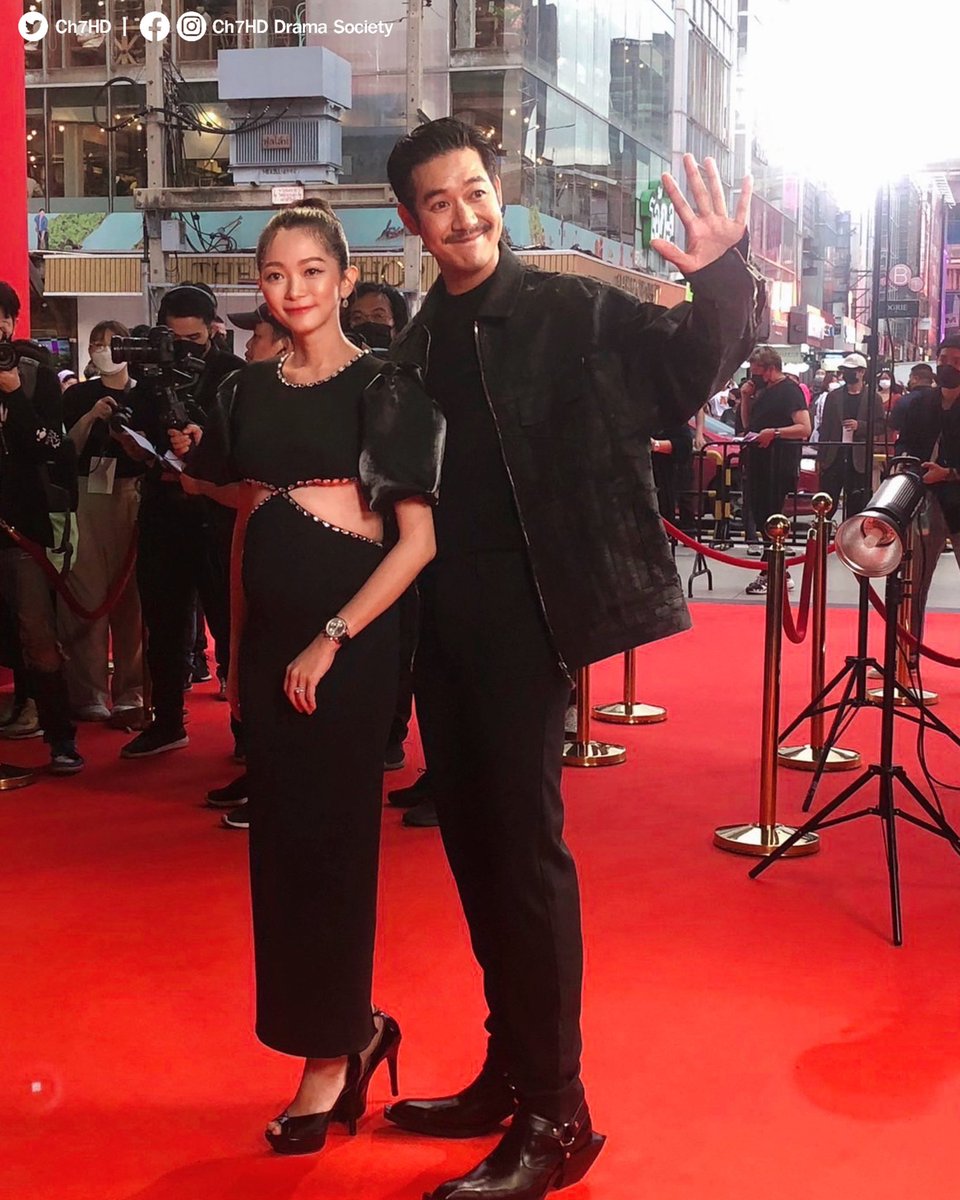 Ch7HD's tweet photo. #เวียร์ศุกลวัฒน์ ควงภรรยา #วิกกี้พีมนต์ญา เดินพรมแดง #NetflixTeeThaiTeeMun #ทีไทยทีมันส์ 

ติดตามบรรยากาศใน #เที่ยงบันเทิงสด พรุ่งนี้ ! เวลา 12.05 น. ทาง #ช่อง7HD #กด35 นะคะ

#Ch7HDDramaSociety https://t.co/YGcRwZu9Ey
