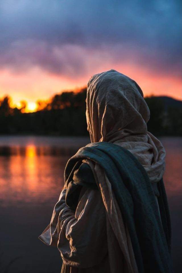 یہ کائنات اگرچہ بڑی نہیں پھر بھی
جو ایک بار بچھڑ جائے پھر نہیں ملتا

میثم علی آغا