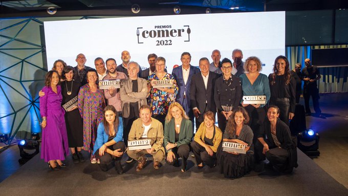 🍽 Ahir va tenir lloc l'entrega dels #PremiosComer2022.

🍷 El Premi Entorn va ser per a Sara Pérez de <a href="/MasMartinet/">Ꮇas Ꮇartinet</a> per la seva capacitat de mostrar la seva visió del món a través dels vins que elabora.

✍️ Més informació a la notícia de <a href="/Yaiza_Saiz/">Yaiza Saiz | Journalist</a>  ow.ly/rolJ50L73wc