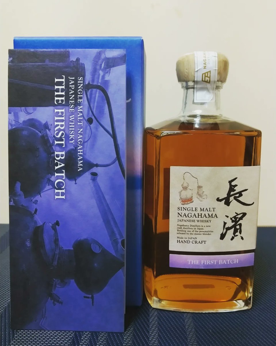 PENTATONIX0314's tweet photo. 長濱蒸留所さんの初のシングルモルトという事でお迎えさせて頂きました🥃
ギフトボックスの色合いや、ボトルのデザイン等が個人的好み☺️
今後、開封するのが楽しみです🎶
#ウイスキーのある生活
#長濱蒸留所
#THEFIRSTBATCH https://t.co/tUBo8KGjo1