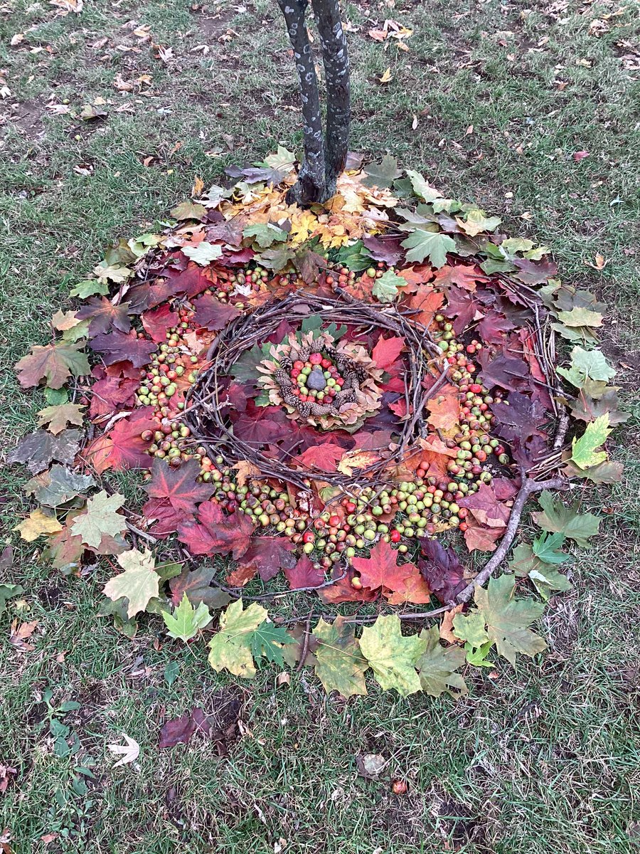 StBPrimWorcs's tweet photo. Look what 60 children and 30 minutes can produce, Andy Goldsworthy inspired collaborative art! We love it! #artcollab #naturalresource #ecoinspired #environmentalist @GoldsworthyAndy https://t.co/6j9tmj1lP1