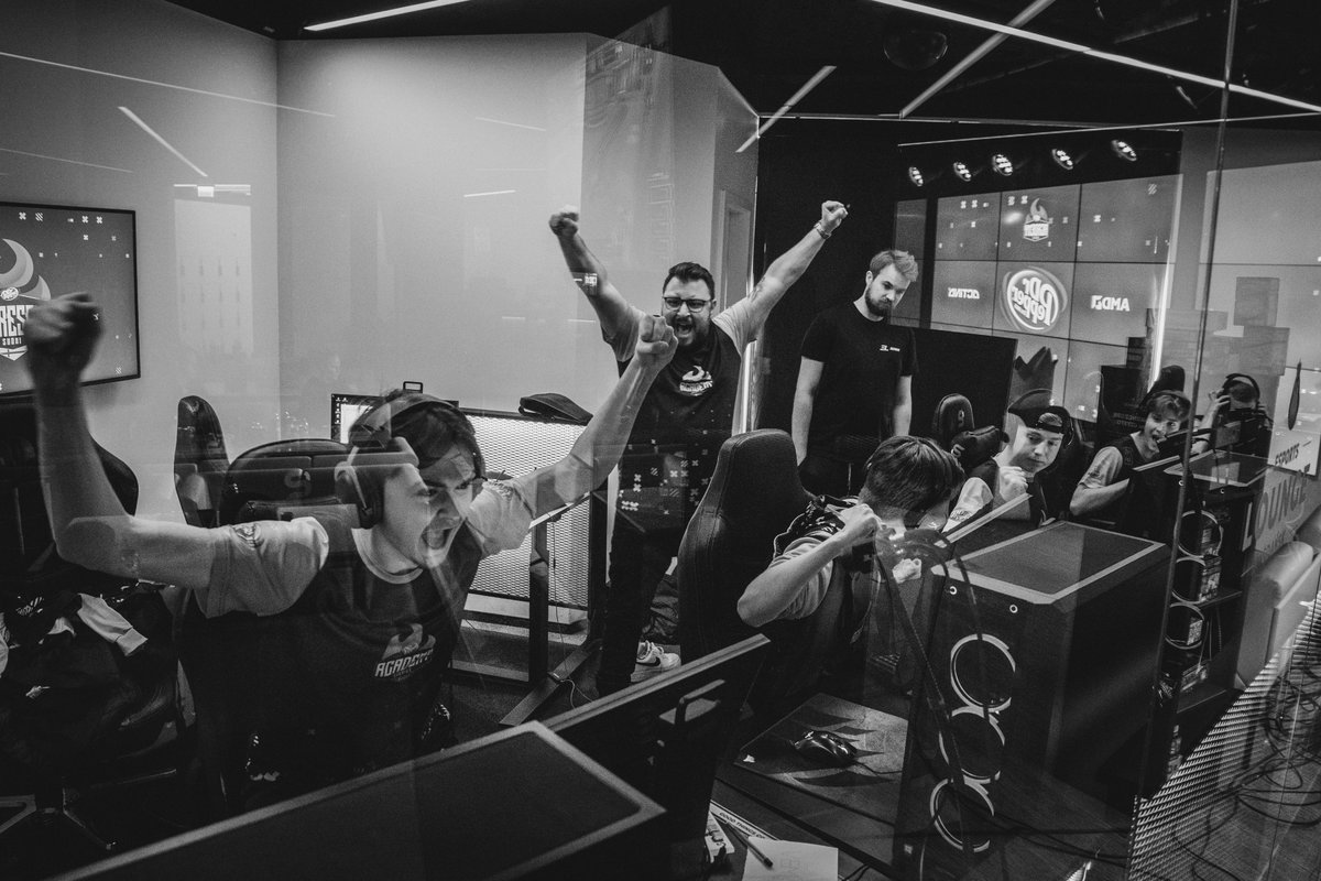 3leaguegg's tweet photo. @Dr_Pepper_PL 2022 LAN finals are finished!
Huge congrats to all the teams @emeserCSGO  @kMsCSGO @NiNLeXXX @Hyperroo your players delivered, can't wait to meet you again soon! https://t.co/VeO83faaUx